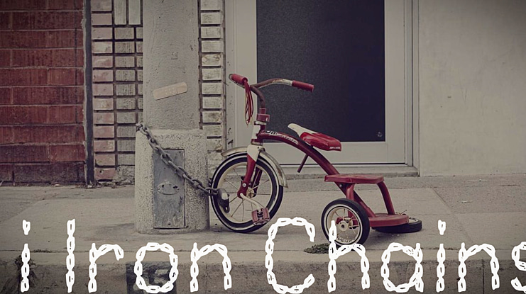 i Iron Chains Font