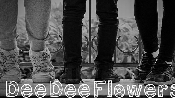 DeeDeeFlowers Font